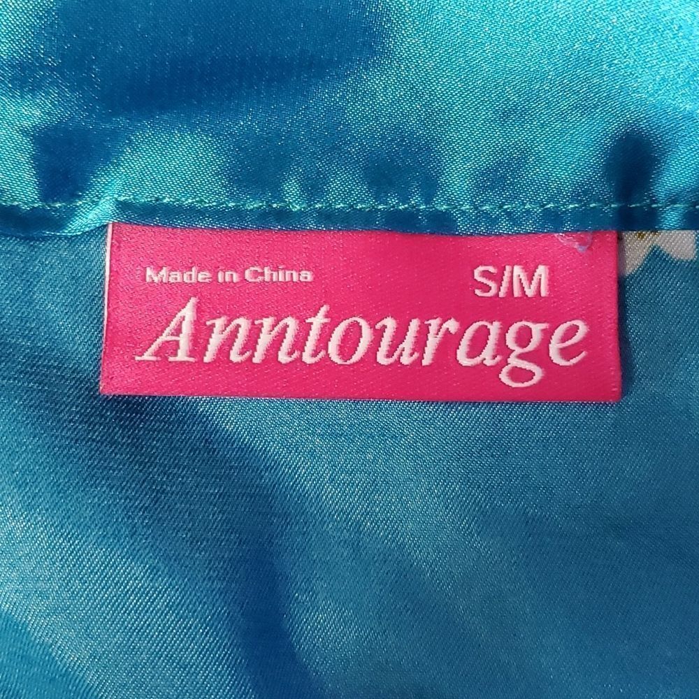 Satin Gorgeous Kimono Style Robe ✨️ - Picture 10 of 11